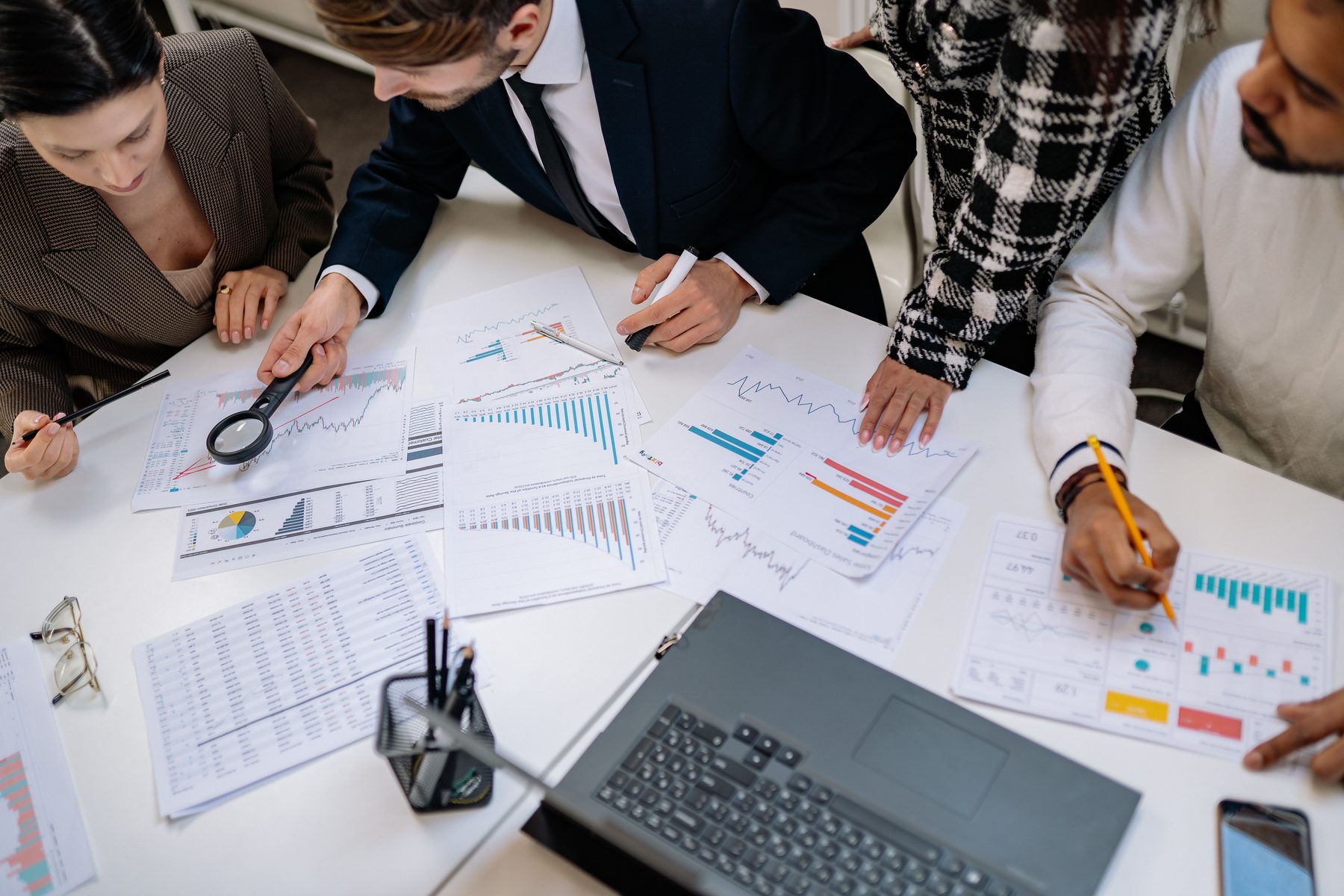 Equipo comercial analizando datos de mercado